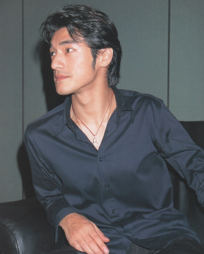 "少年娘则国娘",金城武留长发扎小辫,却是"行走的荷尔蒙"!