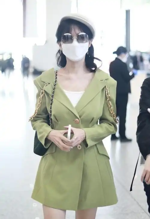 赵雅芝是优雅女人的代表穿绿色扎染长裙也不花哨反而很高贵