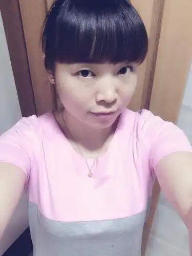 2 我常称我妈妈为"老妈",其实她一点也不老,她身材高挑,还年轻漂亮呢!