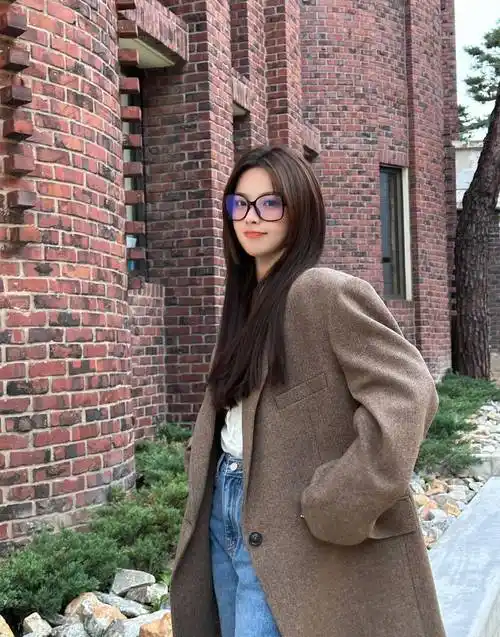 跟着杨超越学习冬天如何穿搭,既时尚又减龄,甜美女生必备_毛衣_皮夹克