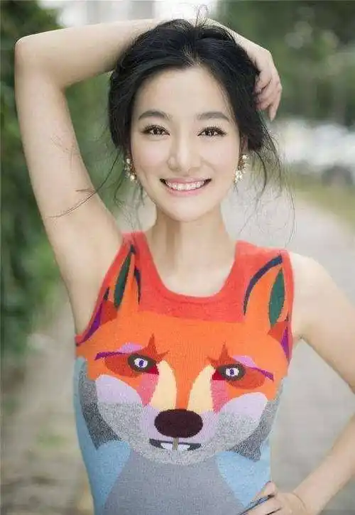 47岁的于震妻子辛月,颇为贵气,辛月身高169,系八零后中戏校花_方柏霓