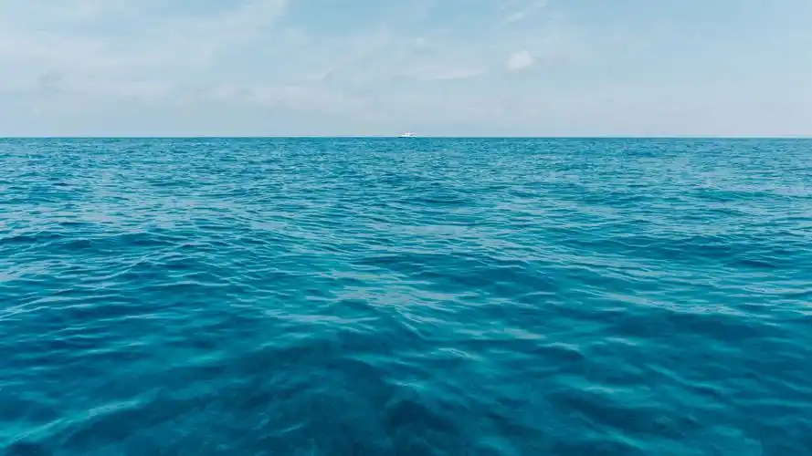 下载桌布 2560x1440 蓝色的大海,地平线,船 qhd 桌面背景