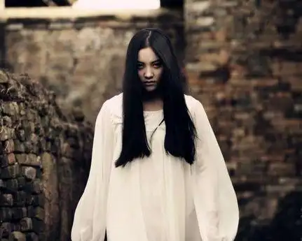 梦见白衣长发漂亮女鬼