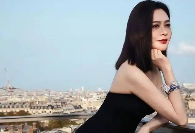 61岁关之琳现身巴黎,抹胸黑裙好高雅,身材纤瘦气质佳!_魅力_年龄_人们