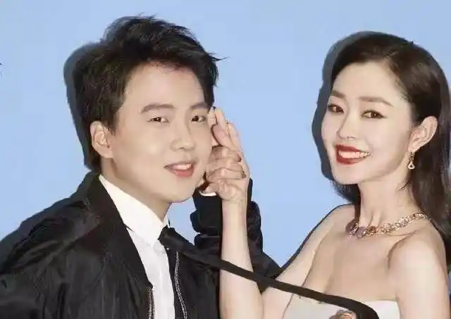 郭麒麟与女子街头亲吻,女方疑似蒋依依,郭德纲的儿子终于恋爱了_相声