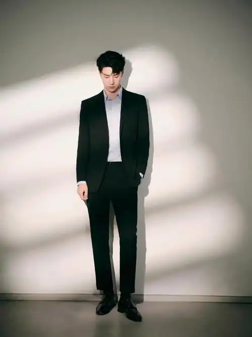 王一博穿安踏参加小米的夜跑活动,一身黑色套装,路人看了都说帅 - 简