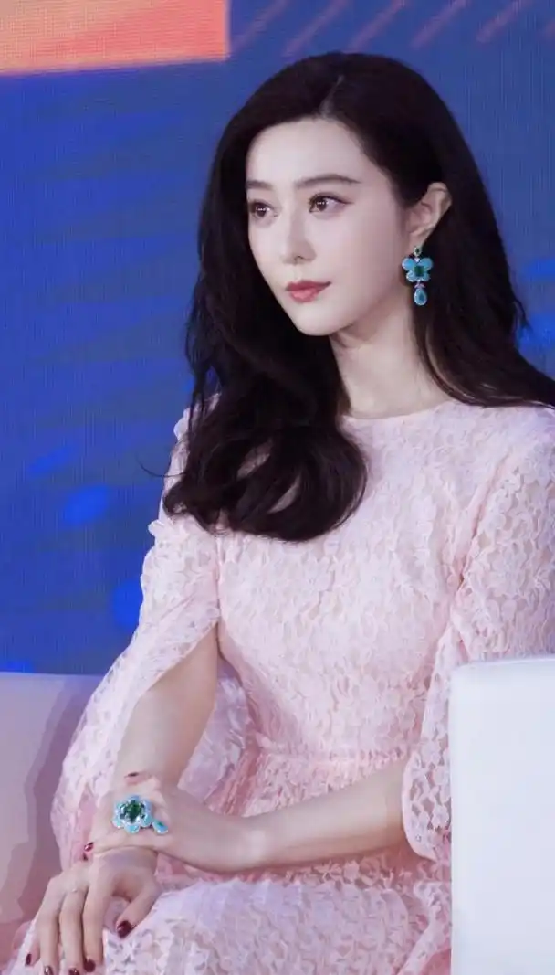 范冰冰现身活动,粉色蕾丝斗篷裙甜美气质,整个人看着高级又仙气