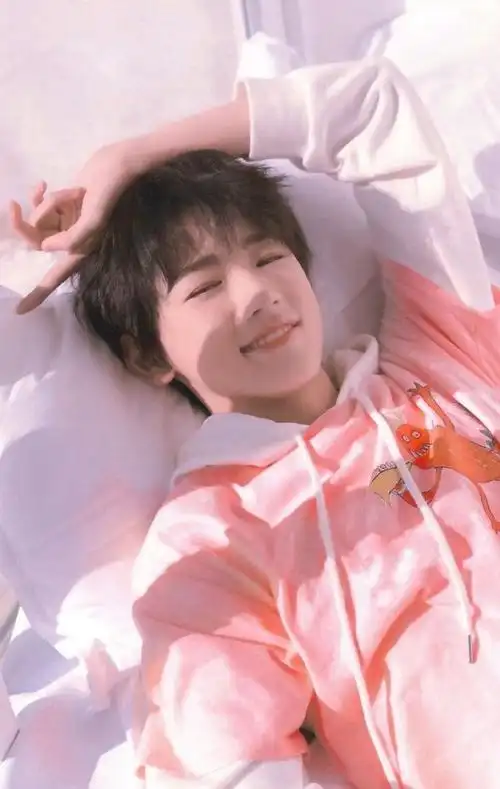 宋亚轩马卡龙色西装