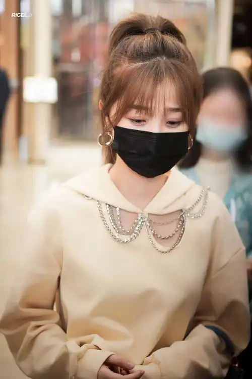 虞书欣1218生日快乐#虞书欣今日份出发饭拍今天是扎着高马尾的云