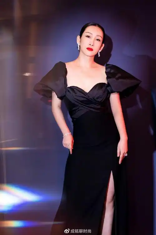 秦海璐晒秋日美照,白色羊角鱼鳞裙典雅大方,演绎别样时尚感