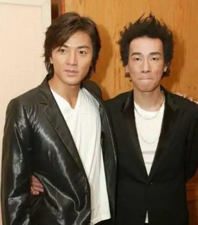 郑伊健,被网友赞为留长头发最帅的歌手,我们可以说是看着他的电影长大