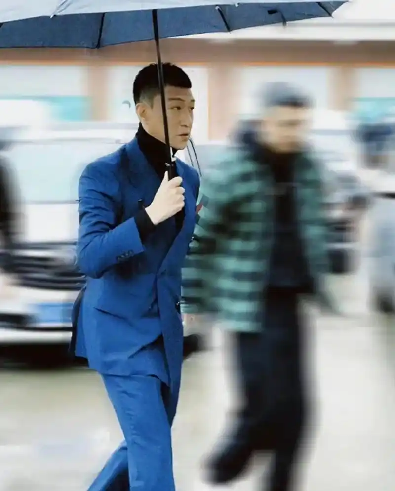 你别说,孙红雷身着深蓝色西装在雨中单手撑伞的造型,太有小说男主的既