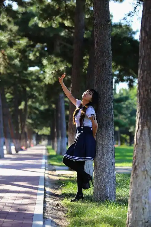 大学校园里的学生妹一