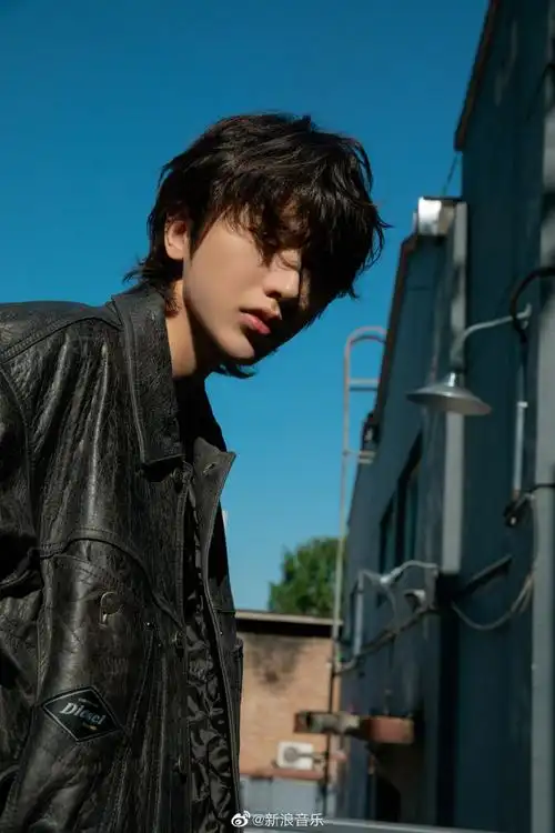 蔡徐坤秋日青空机车大片##蔡徐坤深秋野生感大片