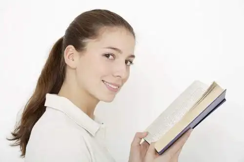 一个人,站,笑,微笑,露齿笑,横图,室内,白天,白色背景,侧面,看书,阅读