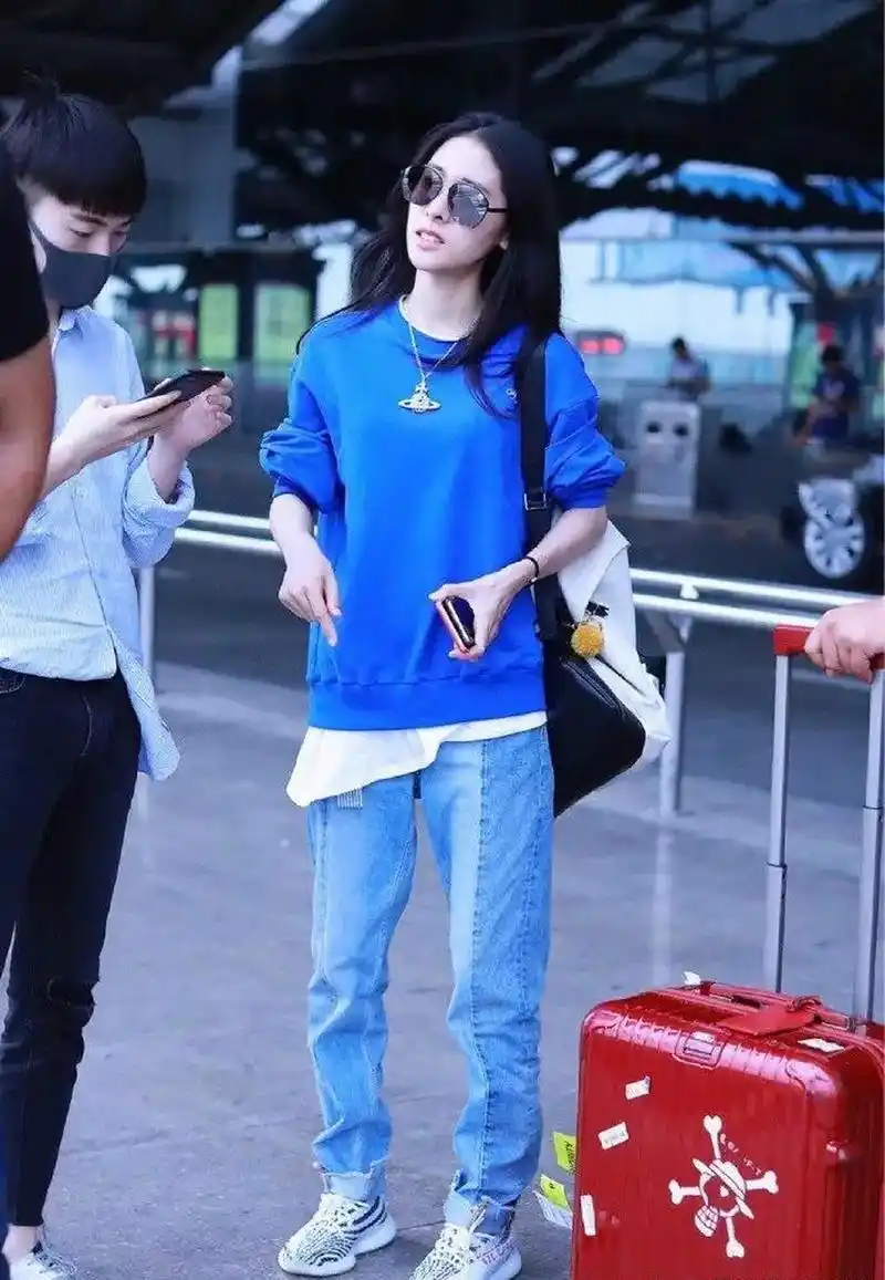 张碧晨现身机场,蓝色的上衣很显气质啊,而且她本人真的很瘦!