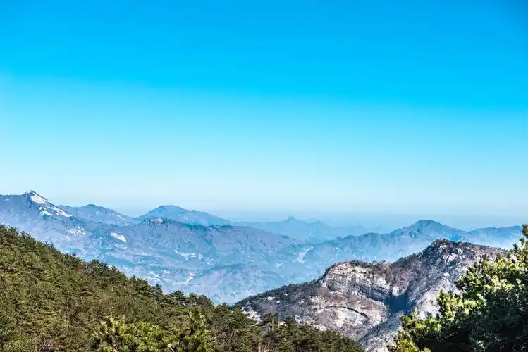 奇峰,怪石,云海,流泉,飞瀑,奇松,构成了离奇绚烂又动感十足的壮美画卷