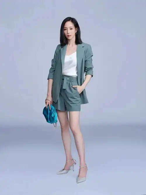 张钧甯身高168cm,体重47kg,属于标准的身材比例.