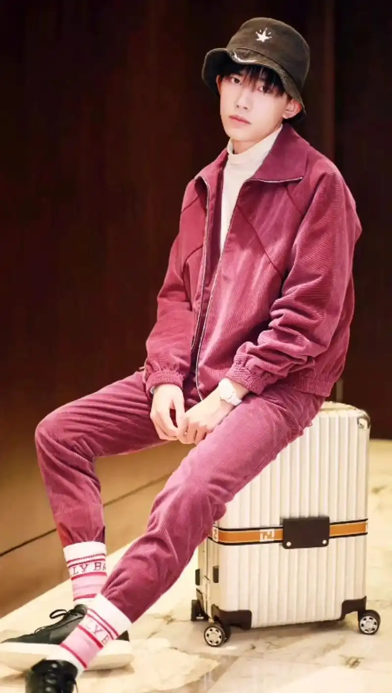 若开始是猛烈欢喜,热爱可抵岁月漫长. #易烊千玺 #壁纸 # - 抖音