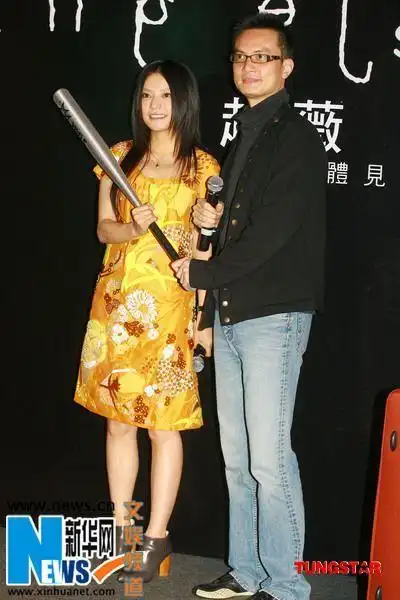 赵薇"浮肿"现身李泉赠球棒 公开回应两段绯闻(组图)