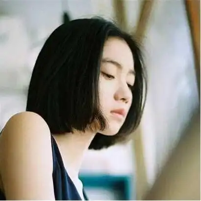 气质中分短发女 让你瞬间提升颜值