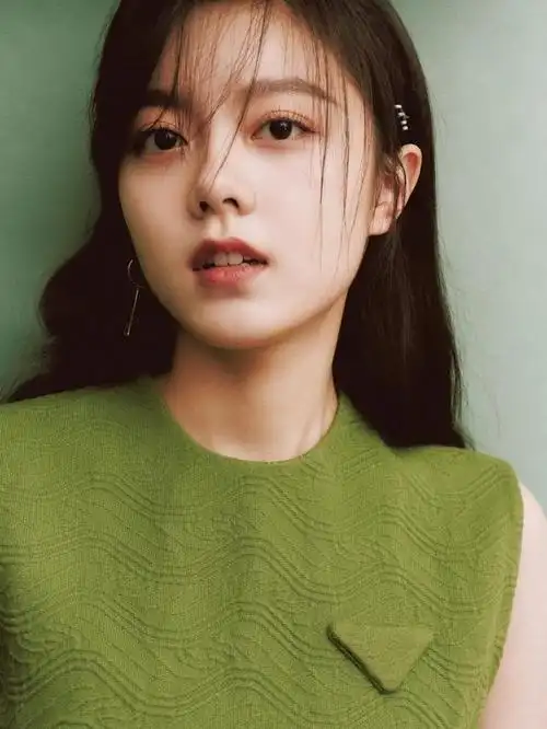 赵今麦,一位备受瞩目的年轻演员,在《少年派》的播出期间,她成功签约