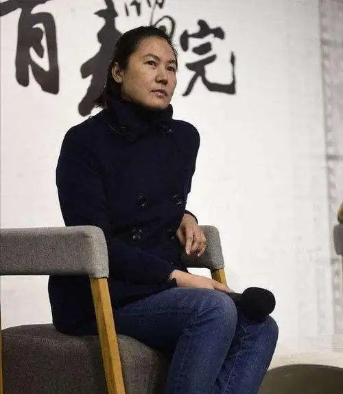 可彼时的窦唯彻底想开了,也许自己并不适合婚姻,无论是对妻子还是女儿