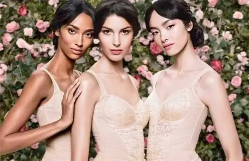 继奚梦瑶走秀摔倒后,孙菲菲走秀3摔登热搜,首创一摔成名_摔跤