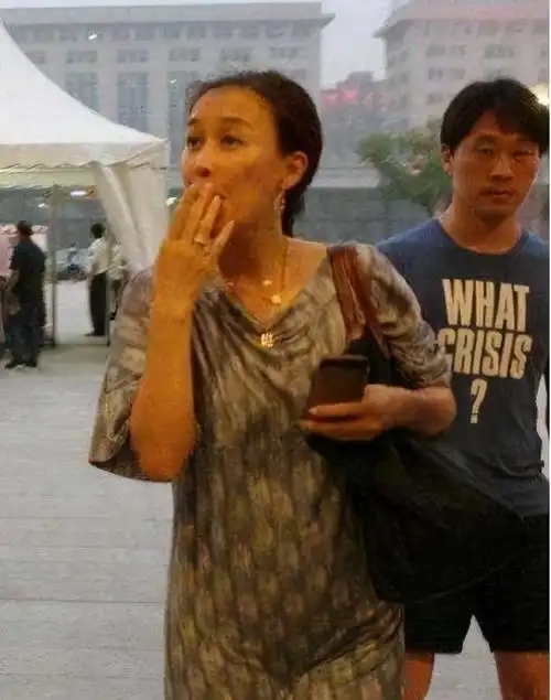 导演宋祖德揭圈内女星癖好:那英最爱抽烟,赵薇跟郑爽也不简单