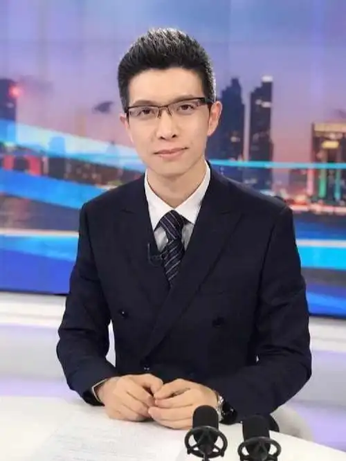 众星评价广权朱广权照片《成都晚报》:朱广权在央视新闻频道《共同