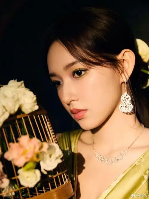 程潇露背新中式#程潇gq红毯造型图96,青绿色的中式造型让人眼前一