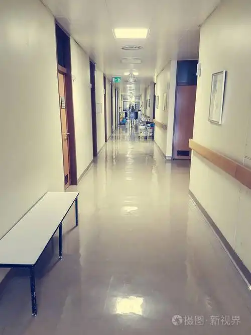 护士走在医院走廊照片-正版商用图片03cuph-摄图新视界