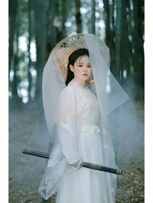 横店约拍高马尾的汉服女孩可以多帅气