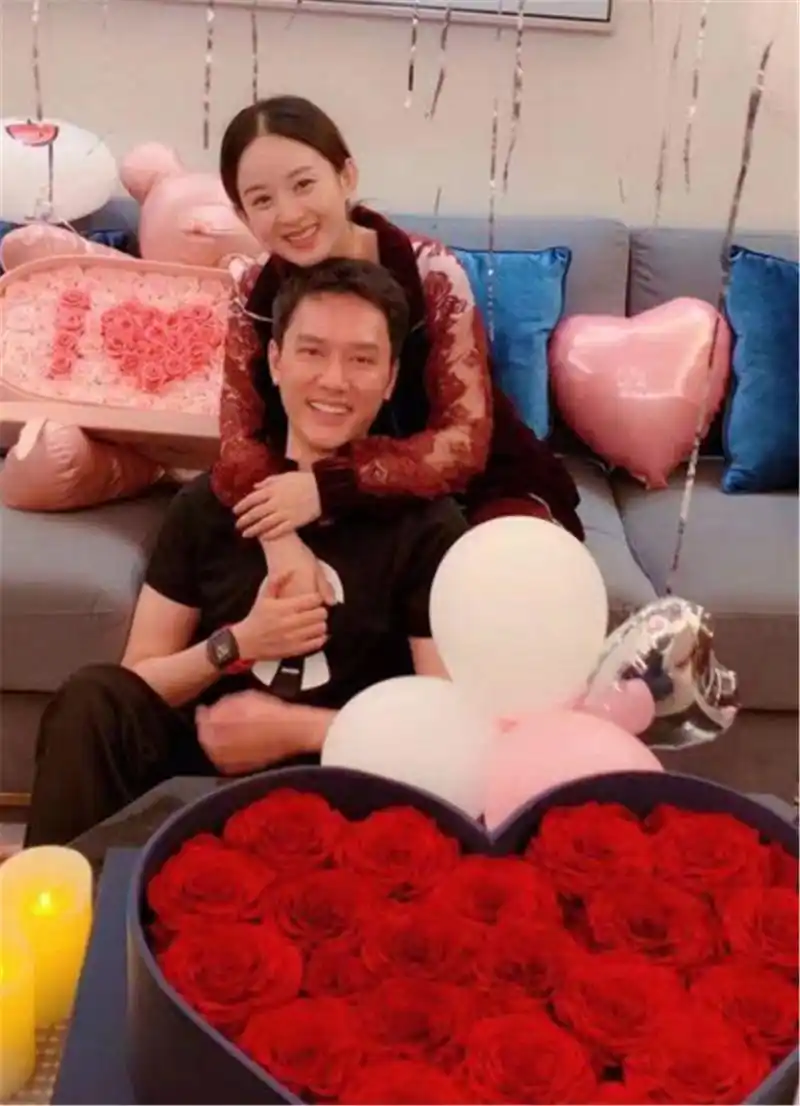 冯绍峰晒逗趣大肚照,赵丽颖的举动很可爱,又开始撒狗粮了