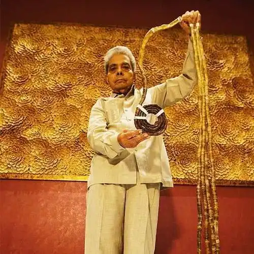 吉尼斯世界纪录最长指甲66年没剪过现在终于剪掉在时代广场展览