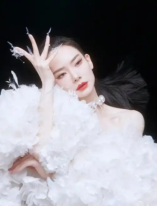 戚薇最新大片96!珍珠人鱼妆77黑长直,姐姐好美!