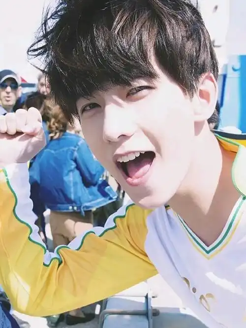 杨洋五官精致颜值超高,给人干净温润感,是标准的国色系帅哥哦!