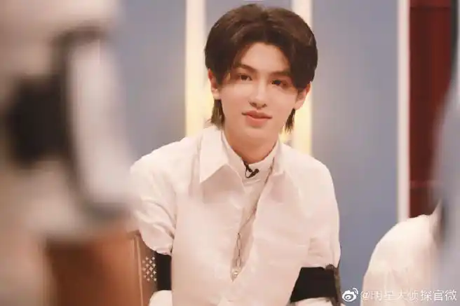 黄明昊白衬衫 黄明昊#明星大侦探#高清照侦探小贾解密,好有魅力@jj