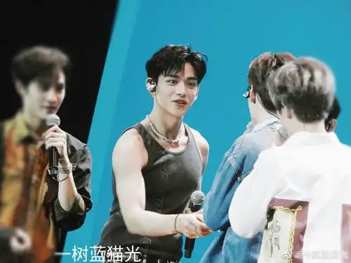 黄旭熙这小肌肉撕名牌会更有劲吧_高清图集_新浪网