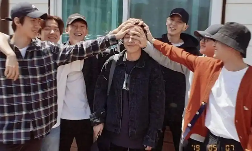 据韩媒报道,灿烈将于3月29入伍,蹲一张独属于exo的满满仪式感的"摸头