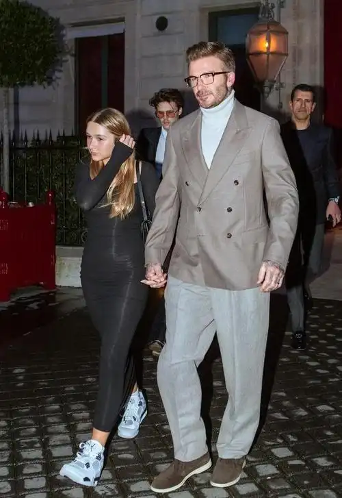 小七哈珀塞文贝克汉姆身穿黑色裹身连衣裙运动鞋羞涩可爱