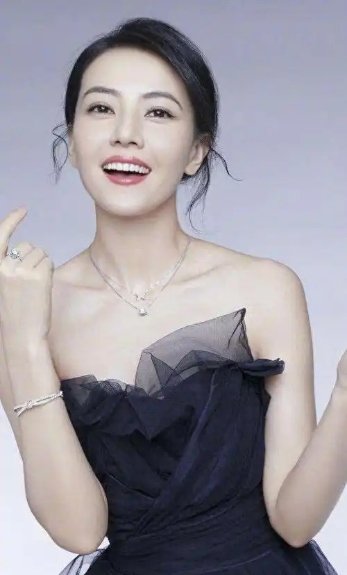 被冯小刚捧完 又被成龙捧,这三位女星,凭什么被各大佬钟爱?