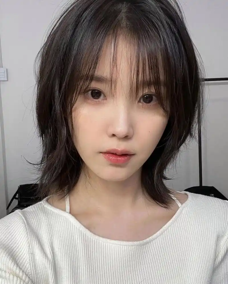 iu:近日ins自拍,93以当头像了 短发好飒,长卷发那套也好好看,iu欧尼