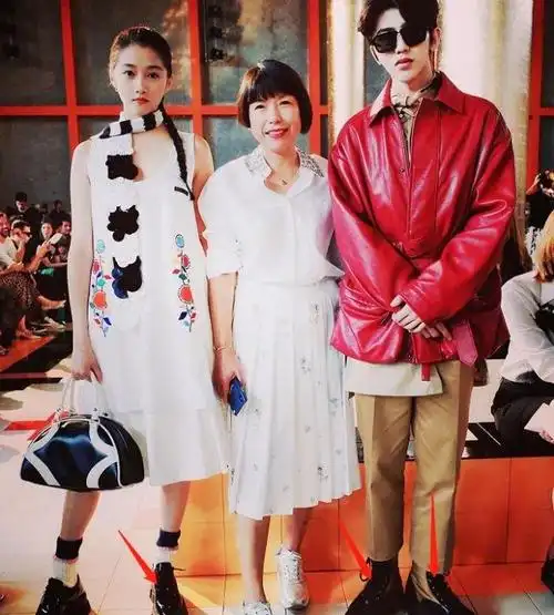 关晓彤vs蔡徐坤,同样都是穿"漆皮厚底鞋",蔡徐坤略胜一筹