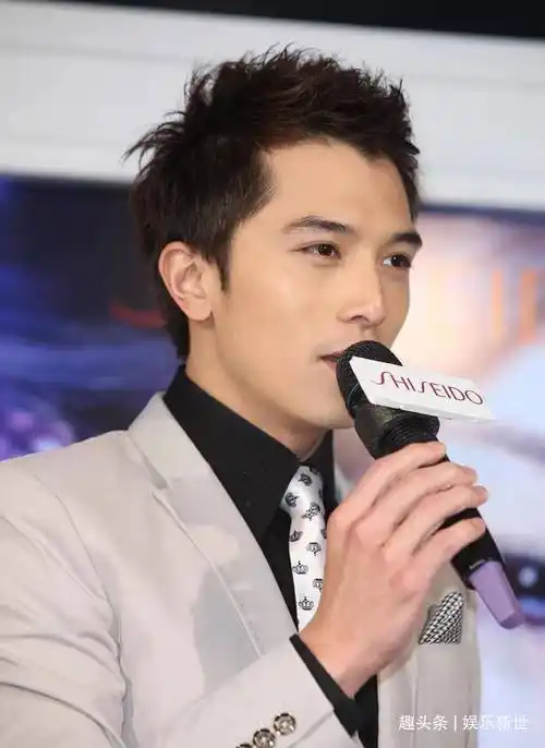 因长得像国外顶级偶像任泽秀明而受到迷妹追捧,它与偶像鼻子贺军翔状