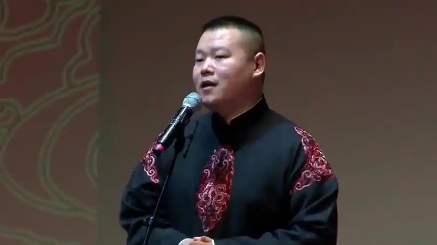 岳云鹏现身春晚第三次联排再次脱帽向粉丝鞠躬态度谦逊打脸众星