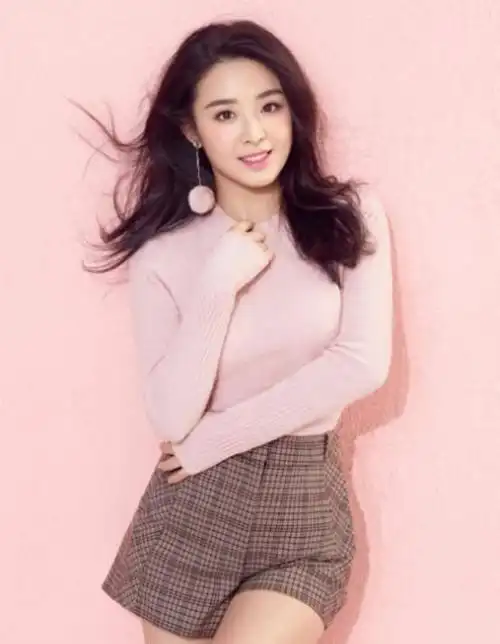 网友震惊:她怀孕了?36岁张含韵上镜肚圆腰粗,至今单身令人疑惑