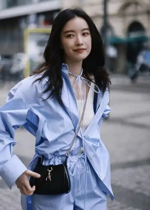 倪妮穿浅蓝套装漫步街头,墨镜一戴瞬间slay,眼神超a十分迷人_休闲服