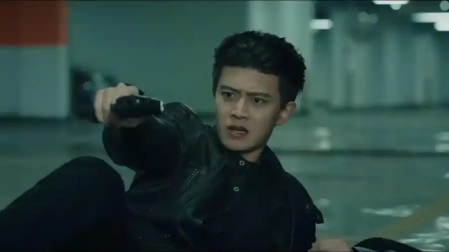 《暮色心约》任嘉伦沉浸写剧本化身警察飙车勇斗歹徒救baby,帅气