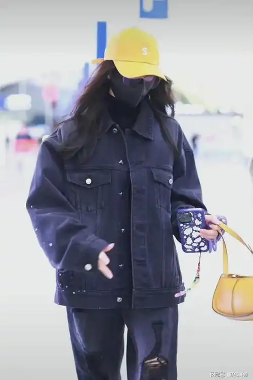 刘诗诗一身牛仔衣出发米兰时装周,走路带风好飒,被狠狠帅到了.